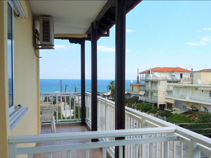 Balcony at Vasila Rooms with a view over the sea in Neoi Poroi